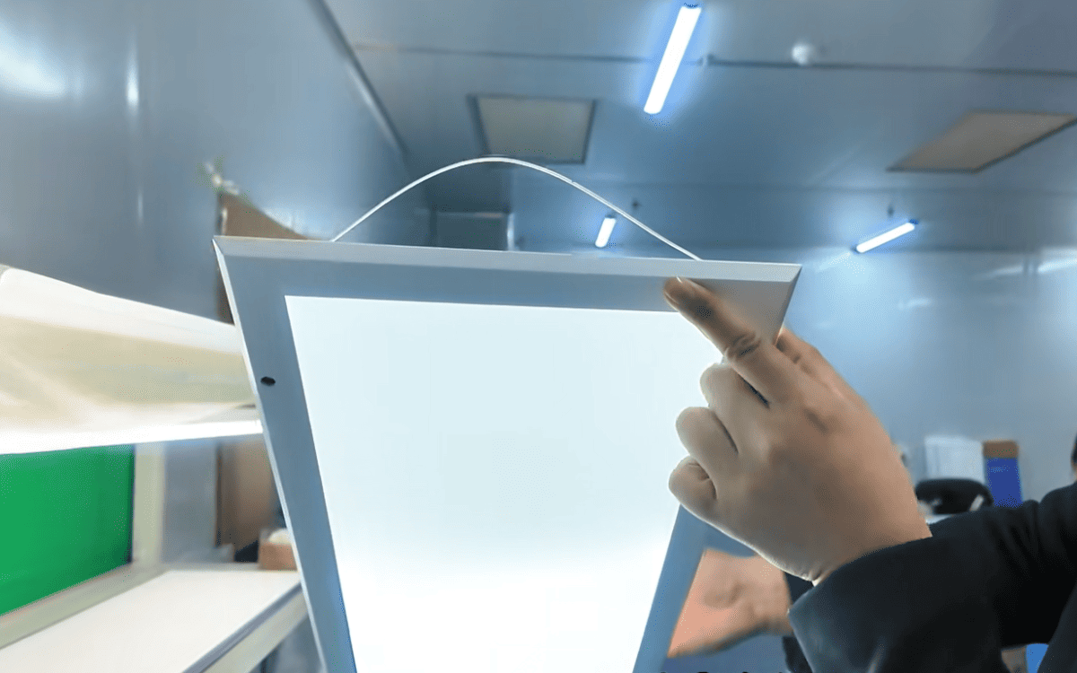 Lắp ráp đèn LED Panel phòng sạch chuẩn GMP: Quy trình tạo nên hệ thống chiếu sáng chất lượng