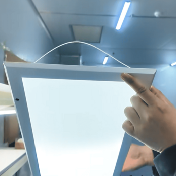 Lắp ráp đèn LED Panel phòng sạch chuẩn GMP: Quy trình tạo nên hệ thống chiếu sáng chất lượng